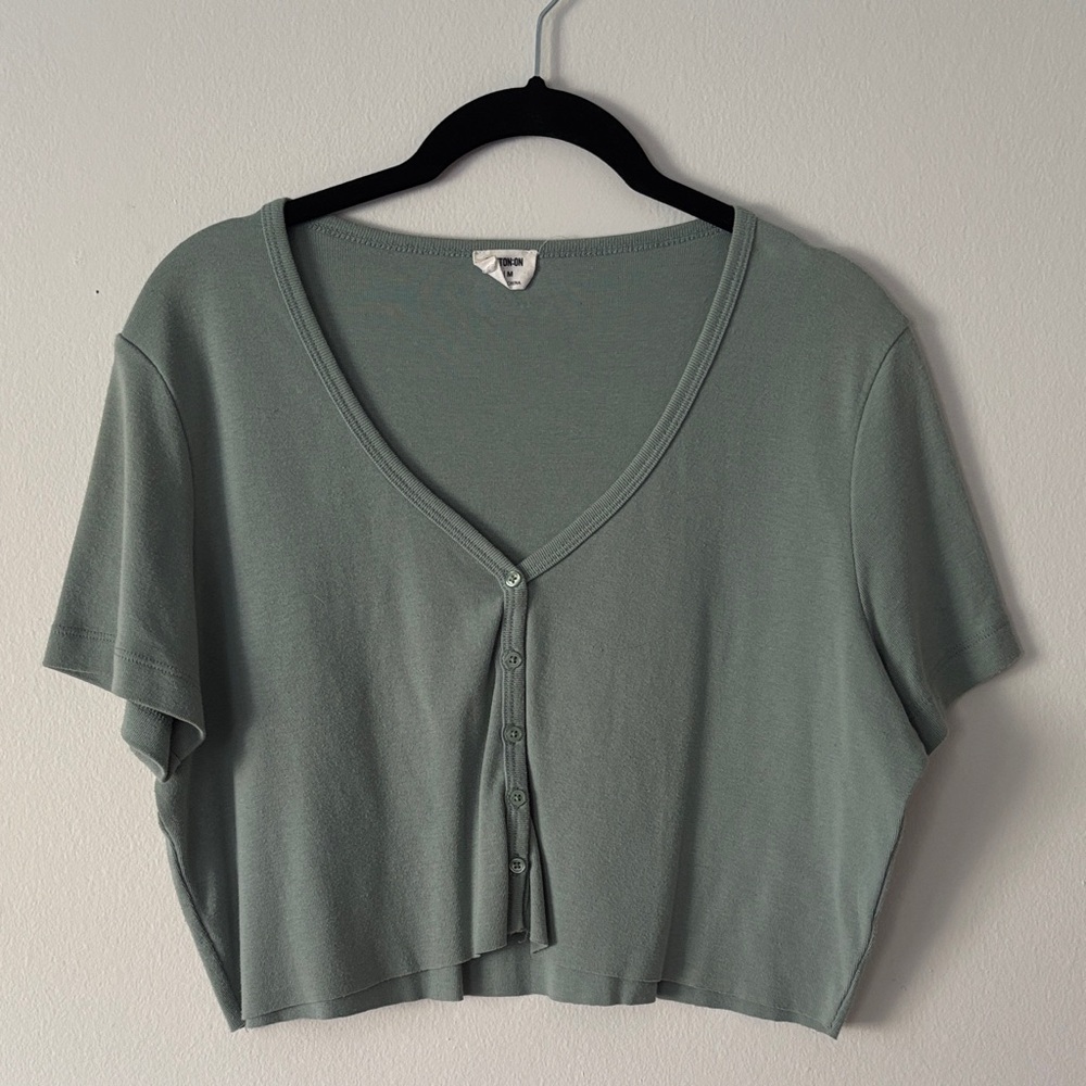 Women's Casual Sage Green Buttoned Crop Top